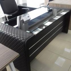 PLAIN GLASS TOP OFFICE TABLE WITH BLACK LEGS 1.6 METRES (AMEFU)