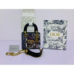 WOMEN'S VIP STYLED HAND BAG - deluxe.com.ng