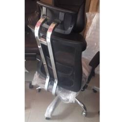 BLACK OFFICE CHAIR WITH HEAD REST AND STEEL SUPPORT AT THE BACK (DESIN)