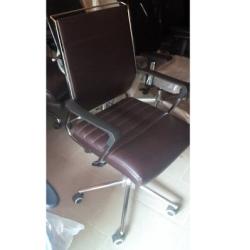 COFFEE BROWN OFFICE CHAIR WITH BLACK ARMS (DESIN)