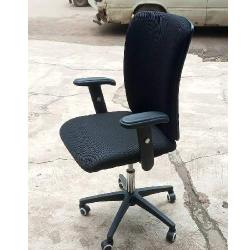 QUALITY DESIGNED BLACK SWIVEL LOW-BACK OFFICE CHAIR - AVAILABLE (UGIN) - deluxe.com.ng