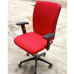 QUALITY DESIGNED RED SWIVEL LOW-BACK OFFICE CHAIR - AVAILABLE (UGIN) - Deluxe.com.ng